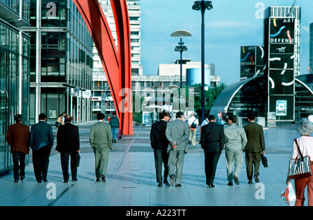 Paris Frankreich, 'La Défense Business Center' Crowd Business Men Walking away, von hinten, in Line geschäftige Straßenszene, Männer laufen in Suits Street Stockfoto