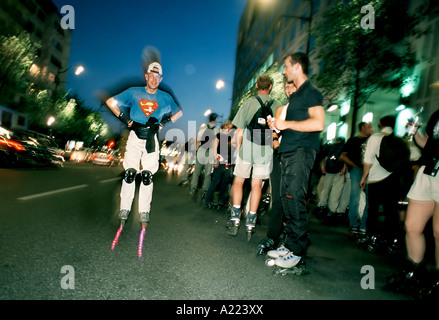 Paris Frankreich Französische Teens, Rollerbladen, nachts auf der Straße in der Wochenzeitung "Freitag Nacht Fieber "Freie öffentliche Veranstaltung Stockfoto