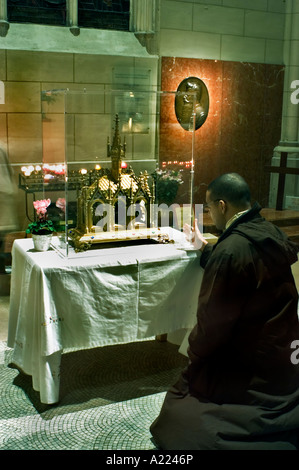 Paris Frankreich, Mönch betet vor dem Altar religiöses Relikt in der Kirche Saint Theresa bei Nacht, Heiligtum Fondation d'Auteuil, französische katholiken Stockfoto