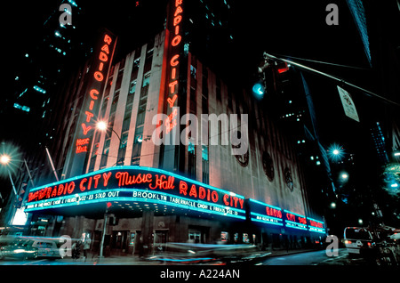 New York, NY, Straßenszene mit "Radio City Music Hall" Theater am Nacht, Rockefeller Center, Lichtreklame Stockfoto