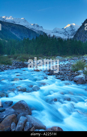 Fluss in Valnontey mit dem Schnee verkleidet Gipfeln des Parco Nazionale del Gran Paradiso Valle d Aosta Italien NR Stockfoto