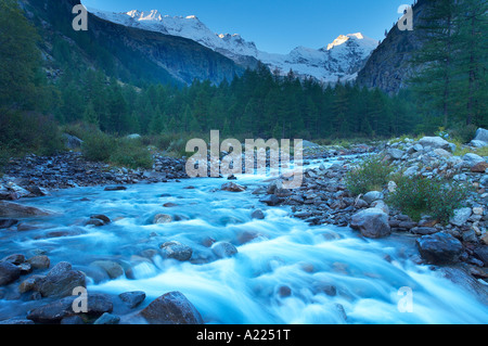 Fluss in Valnontey mit dem Schnee verkleidet Gipfeln des Parco Nazionale del Gran Paradiso Valle d Aosta Italien NR Stockfoto