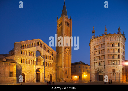 Das Dom Campanile Baptisterium in der Nacht Piazza Duomo Parma Emilia Romagna Italien NR Stockfoto