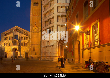 Das Dom Campanile Baptisterium in der Nacht mit einem Straßenmusiker spielen Akkordeon Piazza Duomo Parma Emilia Romagna Italien NR Stockfoto