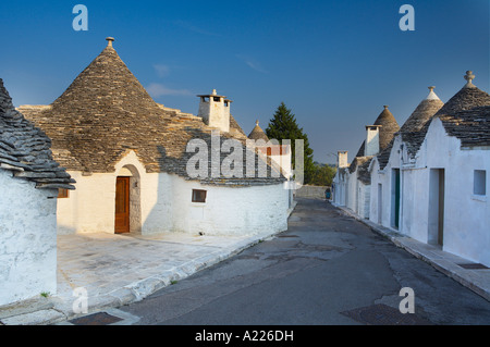 Trulli entlang einer Straße in Alberobello Apulien Italien NR Stockfoto