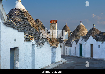 Trulli entlang einer Straße in Alberobello Apulien Italien NR Stockfoto