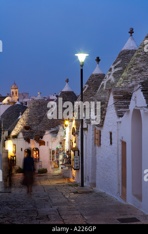 Trulli Futter Via Monte San Michele in Alberobello nachts Apulien Italien NR Stockfoto