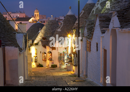 Trulli Futter Via Monte San Michele in Alberobello nachts Apulien Italien NR Stockfoto