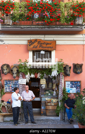 Vorderseite des einen Laden mit regionalen Produkten mit Eber leitet Norcia Umbrien Italien NR Stockfoto