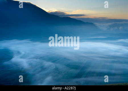 Nebel im Morgengrauen Monti Sibillini Nationalpark Umbrien Italien NR auf dem Piano Grande liegen Stockfoto