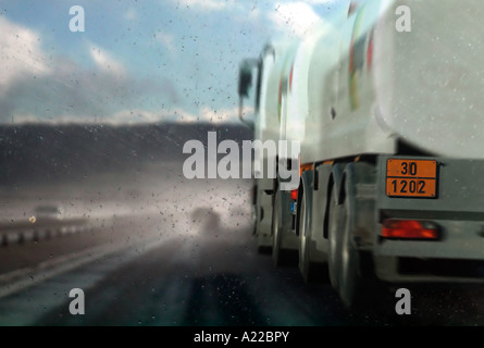 LKW auf Autobahn Stockfoto