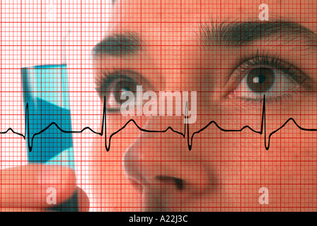 Krankenschwester untersucht ein Reagenzglas Flüssigkeit mit EKG-Ausdruck Compositing Stockfoto
