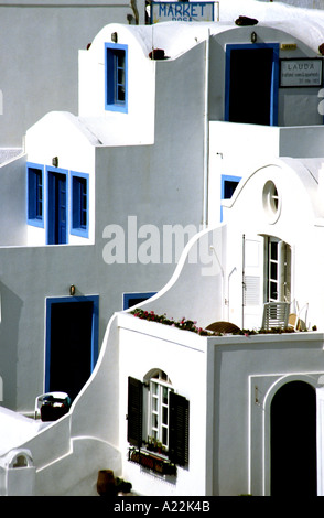 Die griechische Insel Santorin ist berühmt für seine blau-weißen Gebäude und die Tatsache, dass es einen alten Vulkankrater Stockfoto