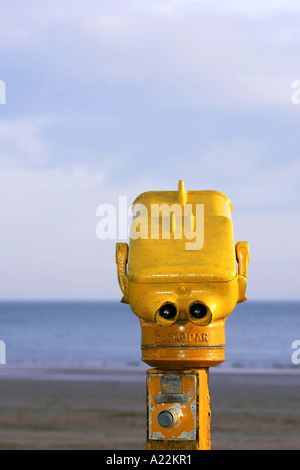 Gelbe Fernglas verwendet von den Besuchern, die am Meer Stadt von Scarborough North Yorkshire England UK Stockfoto