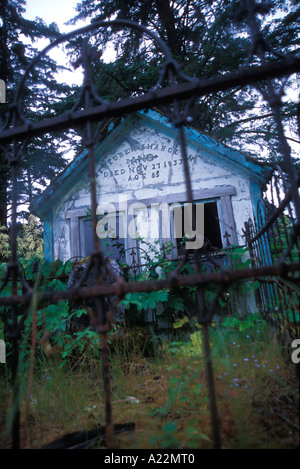 Masoleum Krypta und rostigem Eisen Zaun in einem Alaskan Friedhof Stockfoto