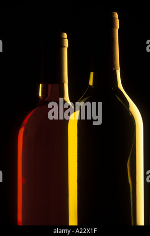 Zwei Weinflaschen mit rot und Weißwein Stockfoto