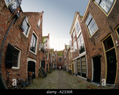 Wunderschön restaurierte traditionelle 18. Jahrhundert Häuser in einer sehr engen Straße in Middelburg Zeeland Niederlande Stockfoto