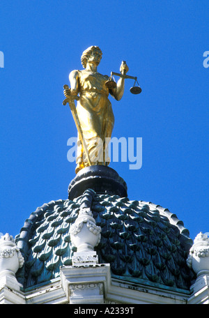 New York City Scales of Justice auf dem Kings County Court House im Stadtteil Brooklyn NYC USA. Lady Justice aus der Nähe, volle Figur. Stockfoto