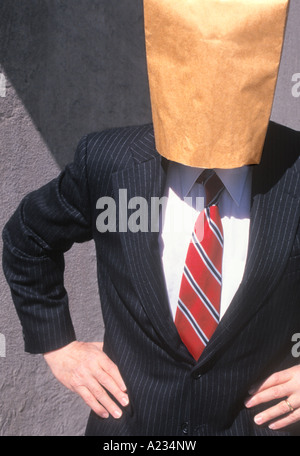 Geschäftsmann mit einer leeren braune Papiertüte über dem Kopf Stockfoto