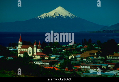 Schneebedeckte Osorno Vulkan 2652 m über dem See Llanquihue und die Stadt Puerto Varas in Chile Seengebiet erhebt Stockfoto