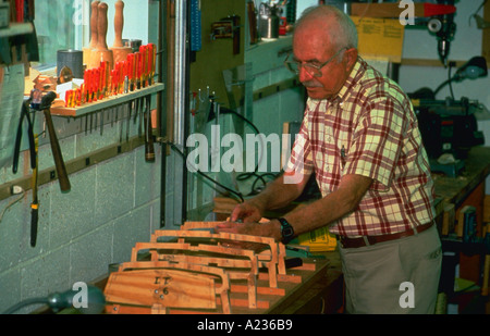 Rentner arbeitet auf einem Modellboot in Holzwerkstatt im Ruhestand Center in Maryland Modell veröffentlicht Stockfoto