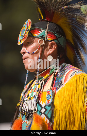 Männliche Grass Dancer Chumash Inter Tribal Powwow Santa Ynez Valley in der Nähe von Santa Barbara Kalifornien Stockfoto