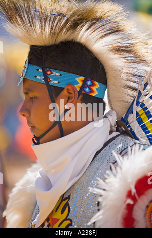 Männliche Phantasie Tänzerin Chumash Inter Tribal Powwow Santa Ynez Valley in der Nähe von Santa Barbara Kalifornien Stockfoto