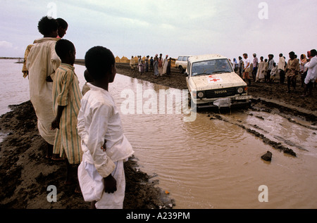 HUNGERSNOT IM SUDAN 1985 GIRBA FLÜCHTLINGSLAGER AN GRENZE ZU ÄTHIOPIEN GAB PROVINZ Stockfoto