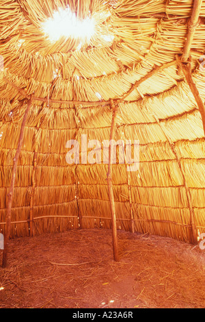 Chumash Indianer Hütte innen hergestellt aus Schilf La Purisima Mission State Historic Park Lompoc California Stockfoto