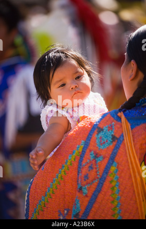 Traditionelle Tänzerin hält ein Baby Chumash Inter Tribal Powwow Santa Ynez Valley in der Nähe von Santa Barbara Kalifornien Stockfoto