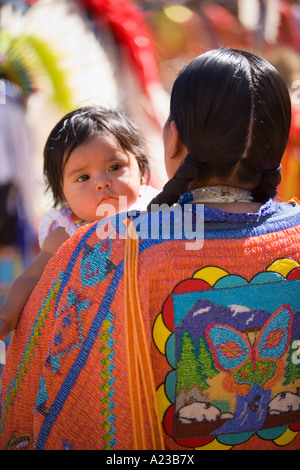 Traditionelle Tänzerin hält ein Baby Chumash Inter Tribal Powwow Santa Ynez Valley in der Nähe von Santa Barbara Kalifornien Stockfoto