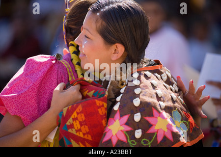 Jingle Dress Tänzerin erhält Dance Award Chumash Inter Tribal Powwow Santa Ynez Valley in der Nähe von Santa Barbara Kalifornien Stockfoto