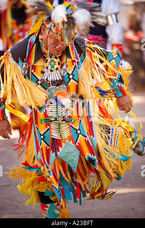 Männliche Grass Dancer Chumash Inter Tribal Powwow Santa Ynez Valley in der Nähe von Santa Barbara Kalifornien Stockfoto