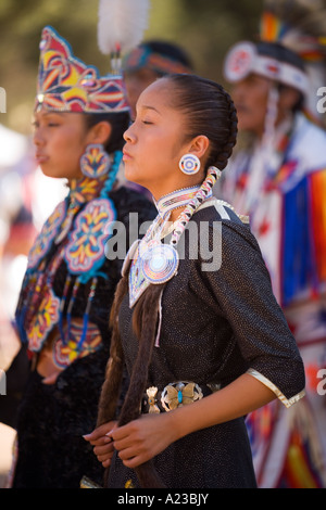 Weibliche Jingle Dress Tänzerin Chumash Inter Tribal Powwow Santa Ynez Valley in der Nähe von Santa Barbara Kalifornien Stockfoto