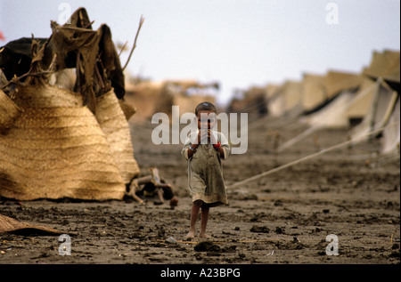 HUNGERSNOT IM SUDAN 1985 GIRBA FLÜCHTLINGSLAGER AN GRENZE ZU ÄTHIOPIEN GAB PROVINZ Stockfoto