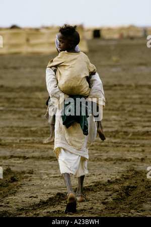 HUNGERSNOT IM SUDAN 1985 GIRBA FLÜCHTLINGSLAGER AN GRENZE ZU ÄTHIOPIEN GAB PROVINZ Stockfoto