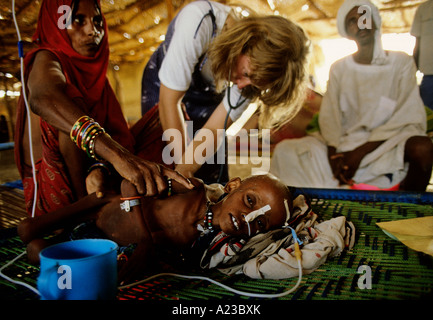 HUNGERSNOT IM SUDAN 1985 GIRBA FLÜCHTLINGSLAGER AN GRENZE ZU ÄTHIOPIEN GAB PROVINZ Stockfoto