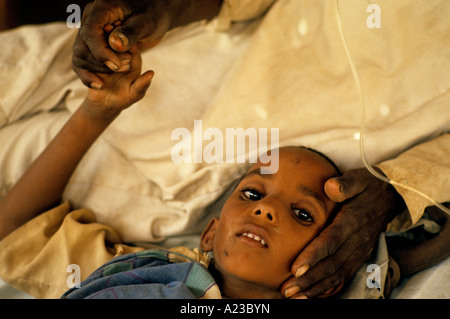 HUNGERSNOT IM SUDAN 1985 GIRBA FLÜCHTLINGSLAGER AN GRENZE ZU ÄTHIOPIEN GAB PROVINZ Stockfoto