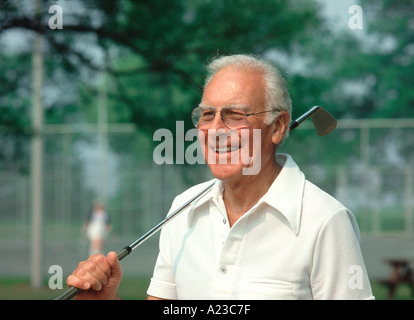 Lächelnde senior männlichen Golfer Golf Club, im Freien zu halten. Stockfoto