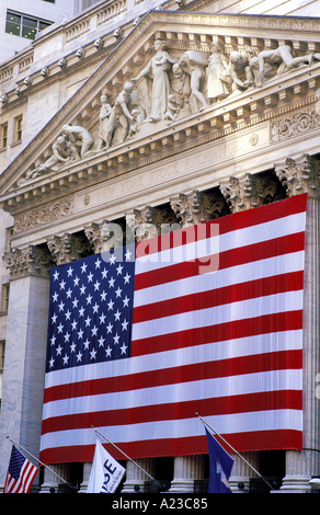 USA, New York, New York City, New York Stock Exchange an der Wall Street mit US-Flagge Stockfoto
