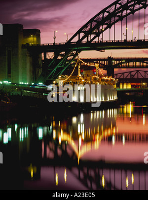 Smoking Princess Nachtclub Boot unter Tyne Bridge, Gateshead, Tyneside, Tyne and Wear, England, Großbritannien. In den 1990er Jahren Stockfoto