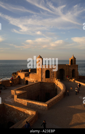die alte Festung und Wälle in Essaouira Marokko Abend Sonnenlicht mit einem dramatischen blauen Himmel über dem Atlantik Stockfoto