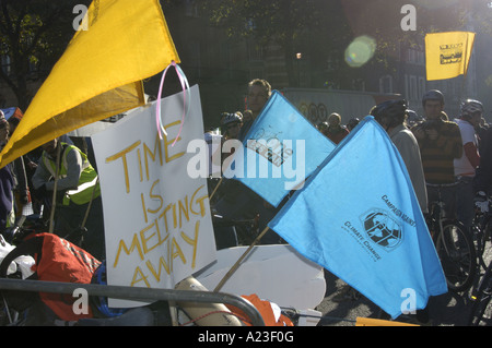 Radfahrer außerhalb Downing St auf den Klima Wandel Demonstration London 4. November 2006 Stockfoto