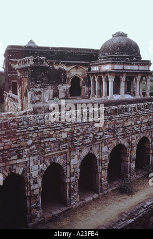 Ost-Fassade, Blick auf Baoli, Chattri und Moschee. Mehrauli Rajon Ki Bain-Moschee-Komplex. Datiert: Lodi Periode, 1506 n. Chr. Delhi Stockfoto