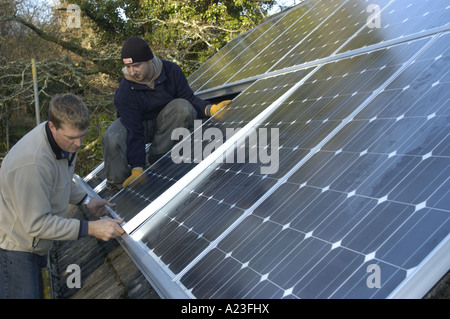 Installation von Voltaic Fotozellen auf einem Hausdach in South Devon England 5 kW installierte Kapazität Stockfoto