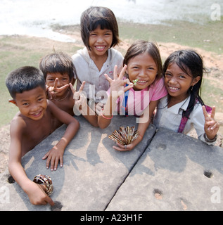 Kambodschanische Kinder verkaufen lokale Handwerk waren und lächelnd in Richtung Kamera in Angkor Wat, Kambodscha, Asien Stockfoto