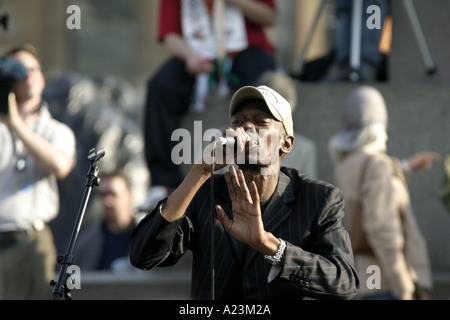 Der Sänger Maxi Jazz aus der Popgruppe Faithless singen zu einer Anti-Krieg-Rallye-Demo März in London 2005 Stockfoto