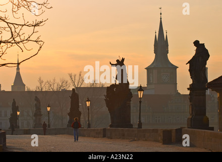 Am frühen Morgen auf der Charles Brücke Prag Tschechische Republik Stockfoto