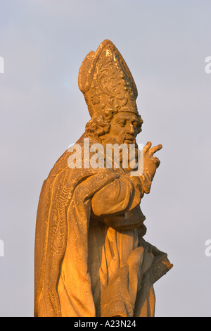 Statue von St. Adalbert auf der Karlsbrücke-Tschechien Stockfoto