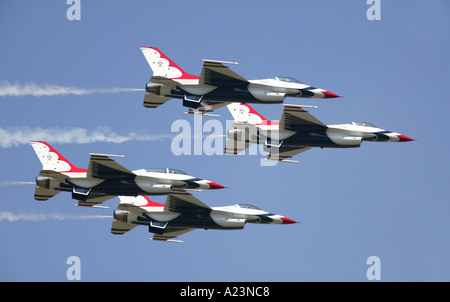 Gründung der United States Air Force Thunderbird mit Kondensstreifen Stockfoto